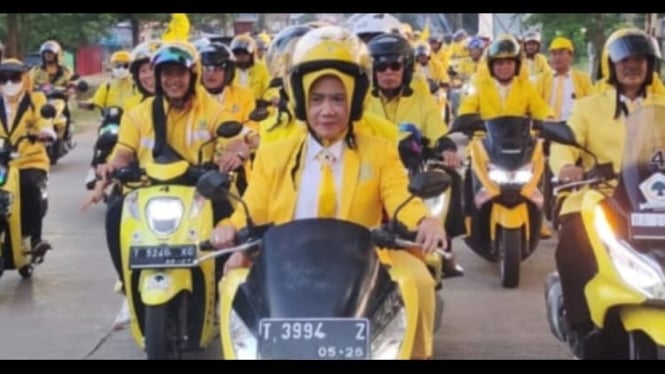 Ketua DPD Golkar Subang Elita Budiarti saat mengendarai motor.