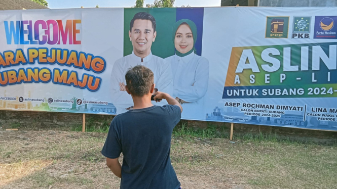 Warga Sedang mengambil gambar Baligo Aslina.