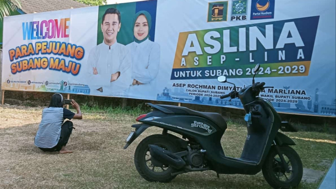 Warga saat ada di baliho Aslina.