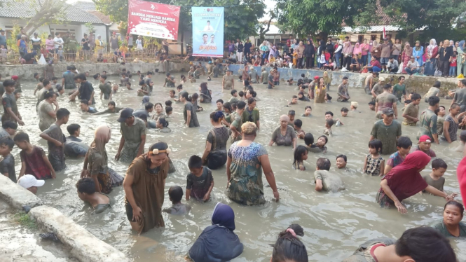 Peserta tumpah ruah ikuti acara Gubyag Balong.