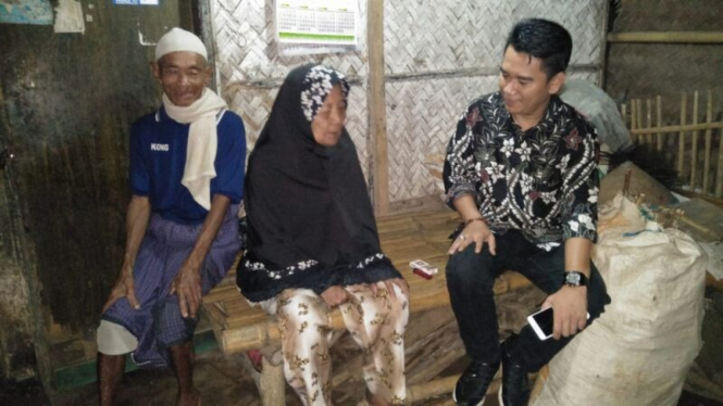 Asep Rochman Dimyati bersama warga.