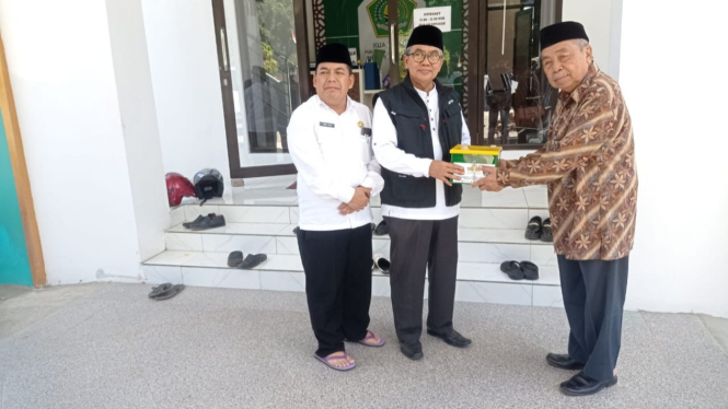 Ketua Baznas Subang serahkan kotak amal.