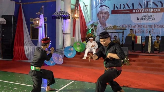 Kang Dedi Mulyadi (KDM) lihat pertunjukan silat