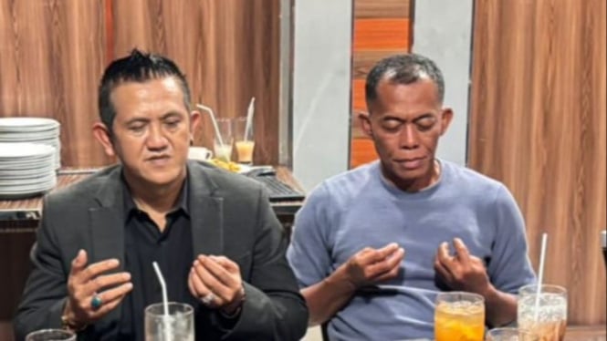 Ketua Relawan Panji dan Ruhimat berdoa bersama.