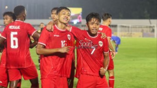 Figo Dennis (kanan) bersama Tri Pamungkas (kiri)