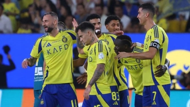 Cristiano Ronaldo Bersama Pemain Al Nassr yang Lain