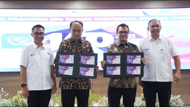 Penyerahan Piala Penghargaan dari Pos Indonesia pada Pemerintah RI