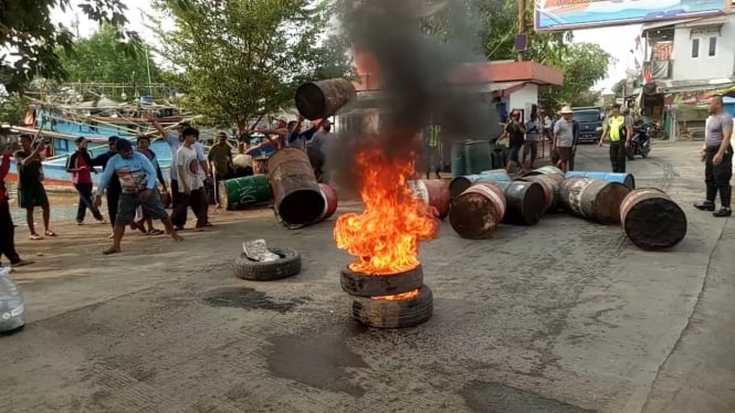 Aksi nelayan di depan halaman SPBN Blanakan