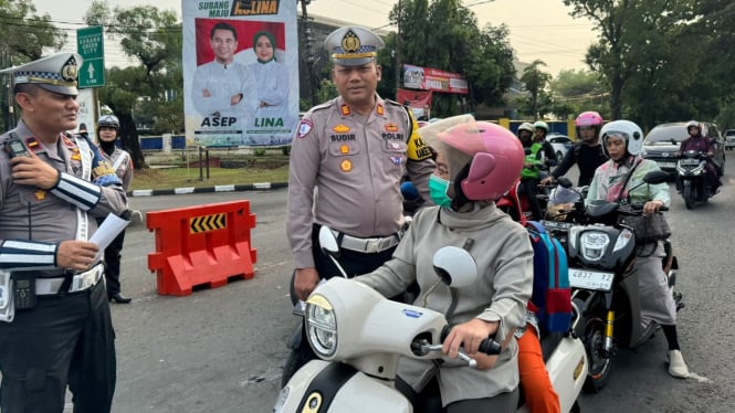 Kasatlantas Polres Subang saat sosialisasi ke pengendara