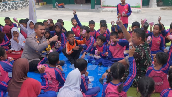 Suasana makan siang gratis.