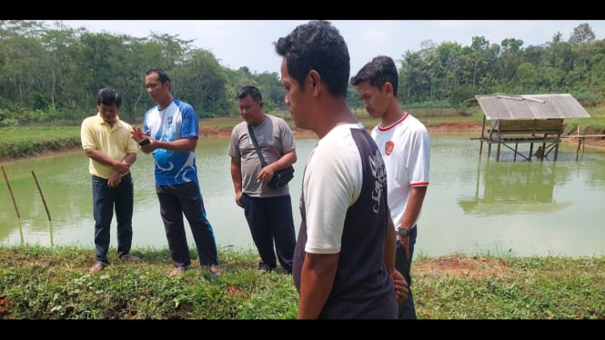 Kabid Air Tawar DKP bersama Pembudi Daya Lele