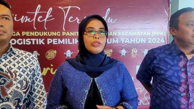 Ketua KPU Jawa Barat, Ummi Wahyuni (tengah)