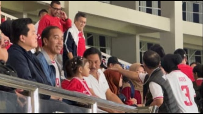 Jokowi Ajak Dua Cucunya Nonton Indonesia vs Filipina