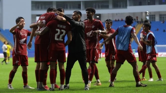 Pemain PSM Makassar Rayakan Gol