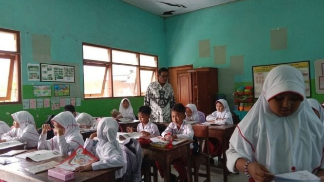 Anak SD sedang belajar di kelas (foto ilustrasi).