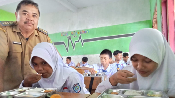 Makan Bergizi Gratis di SMP 6 Subang