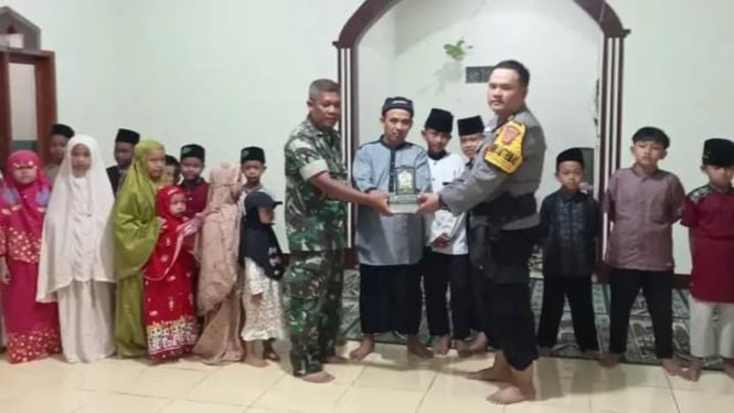 Bripka Asep Hidayat Berikan Iqro dan Juz Amma pada Masyarakat