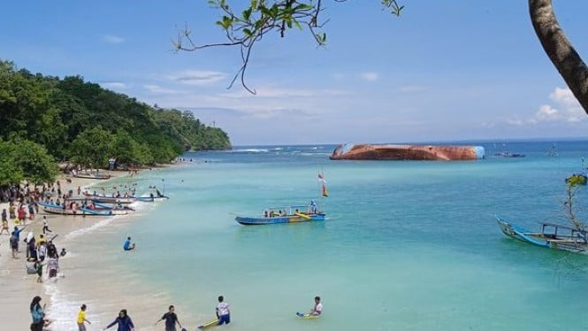 ilustrasi pantai timur pangandaran