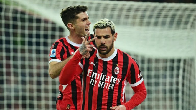 Pemain AC Milan melakukan selebrasi gol