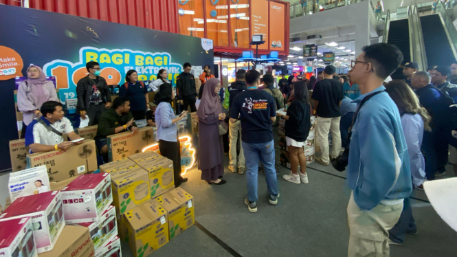 Perayaan HUT ke-16 Log In Megastore