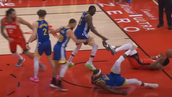 Insiden Jimmy Butler (Biru) Terjatuh