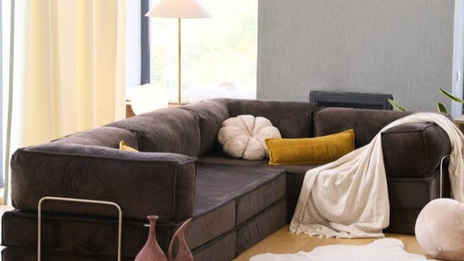 Ilustrasi Sofa Berantakan