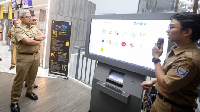 Wali Kota Bandung Muhammad Farhan Pantau Layanan Smile Connected