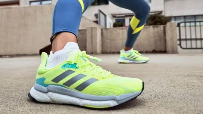 Ilustrasi Sepatu Running
