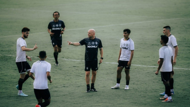 Johnny Jansen pimpin latihan Bali United