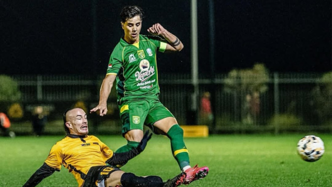 Pemain  Persebaya Bruno Moreira duel dengan pemain Western Australia