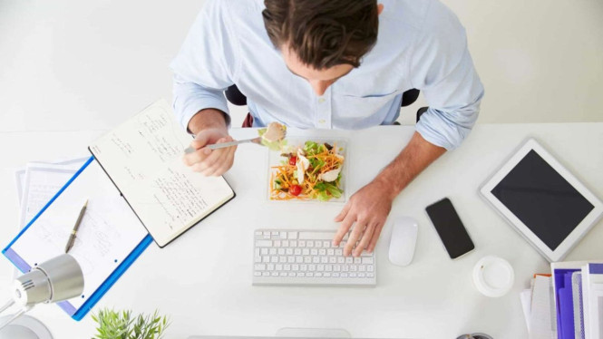Makan siang di Kantor
