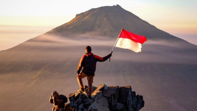Mengibarkan bendera merah putih