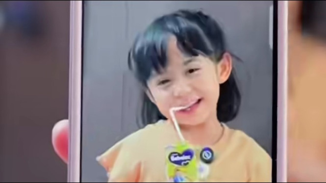 Anak Kecil Minum Susu