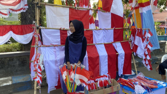 Penjual bendera pinggir jalan