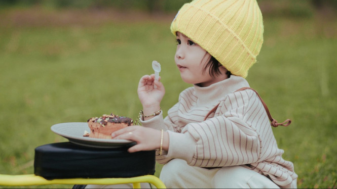 Gambar Anak Makan