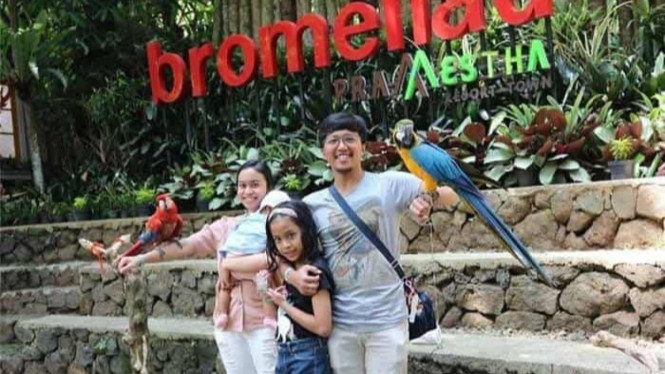 Bird & Bromelia Pavilion