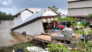 Detik-detik Mengerikan Tanah Bergerak di Jambi, Rumah Warga Ambruk dan Terseret ke Sungai