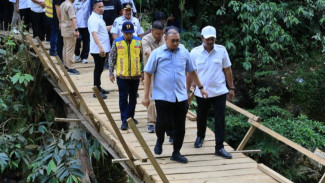 Viral Aksi Bidan Seberangi Sungai, Kementerian PU Akhirnya Bakal Bangun Jembatan
