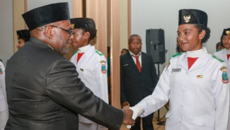 Momen Perdana Bersejarah! Gubernur Definitif Pertama Papua Tengah Kukuhkan Paskibraka
