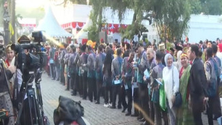Jelang Upacara HUT ke-80 RI, Warga Mulai Masuk ke Istana Merdeka
