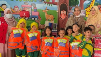 Guru PAUD Jatinegara Dibekali Pelatihan Mitigasi Bencana Banjir dengan Teknologi AR
