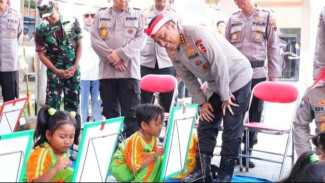 Wakapolri Gelar Bakti Sosial di Semarang, Beri Bantuan dan Semangati Anak-anak