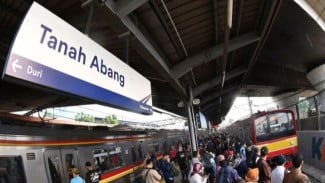 Kebakaran Dekat Rel Bikin KRL Tanah Abang-Duri Tersendat, Penumpang Diminta Bersabar
