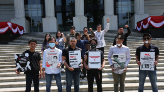 Aksi Teatrikal Iwakum depan Gedung MK, Minta Perlindungan Wartawan Dipertegas