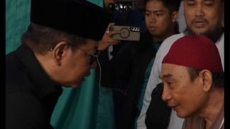 Gubernur Pramono Melayat ke Ojol yang Dilindas Rantis Brimob, Teteskan Air Mata