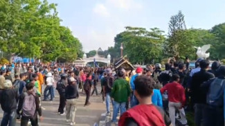 Demo Tuntut Reformasi Polri di Jambi Ricuh, Mahasiswa dan Polisi Terluka