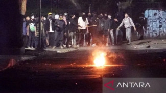 Polisi Bilang Gas Air Mata ke Unisba Dipicu Serangan Bom Molotov Anarko
