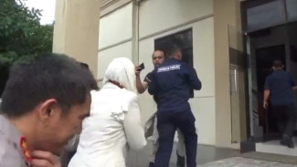 Momen Ricuh Wartawan Dicegat & Didorong Humas Polda Jambi saat Singgung Reformasi Polri ke Anggota DPR