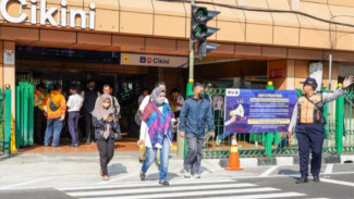 Uji Coba Pelican Crossing Stasiun Cikini, Petugas Disiagakan untuk Cegah Kemacetan