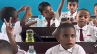 Viral! Anak SD di Papua Nikmati MBG dengan Lahap, Warganet Ikut Terharu